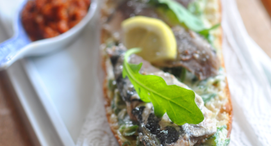 Tartines de sardines au beurre de roquette et tartare de poivron