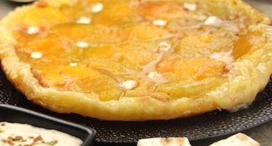 Tarte tatin d’abricots aux éclats de nougat et sa sauce pistache