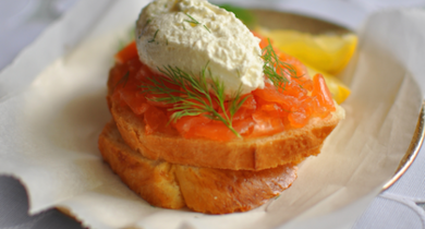 Toast au saumon fumé et crème à l’aneth 