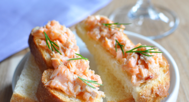 Toasts briochés au saumon et paprika