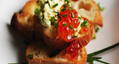 Toasts au « beurre » d’herbes fraîches et œufs de saumon