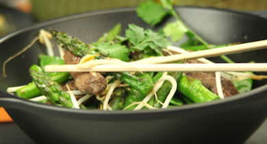 Wok de bœuf, asperges et pois gourmands