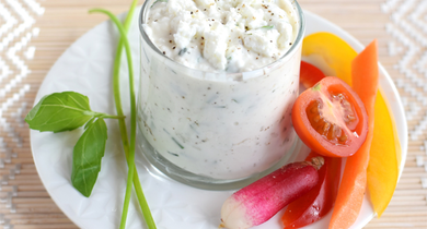 Sauce dip yaourt à la grecque, chèvre frais et herbes