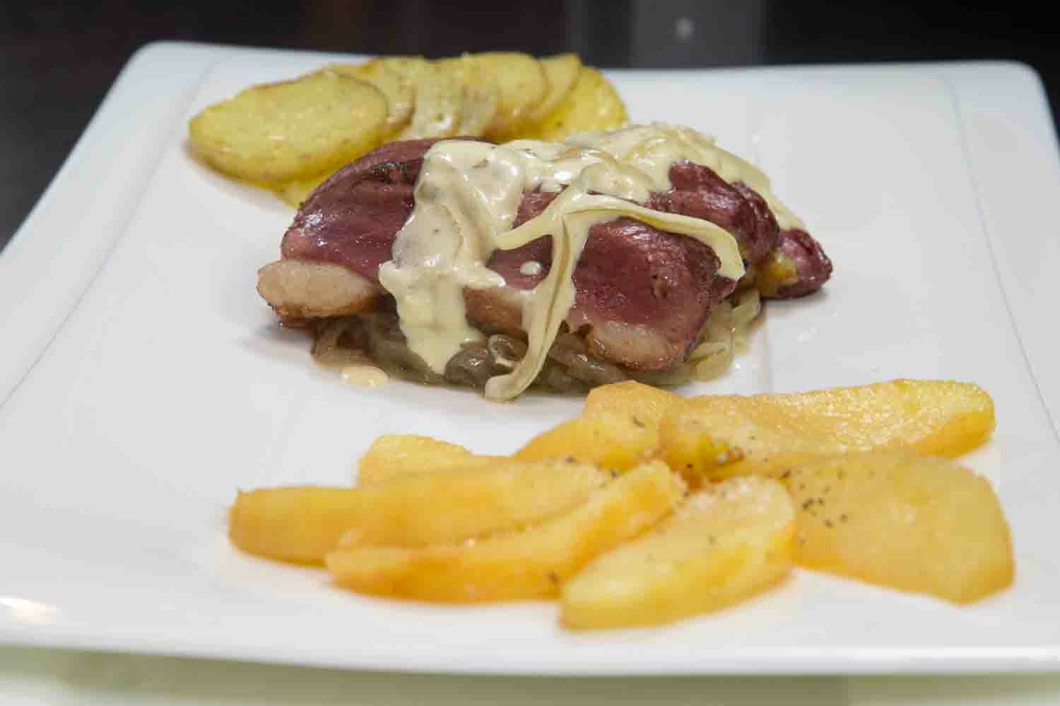 Magret De Canard Et Ses Deux Pommes