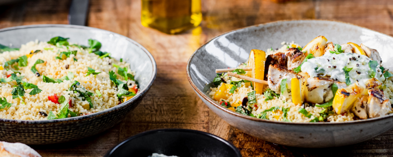 Poulet mariné au yaourt, graine de couscous aux herbes et tzatziki