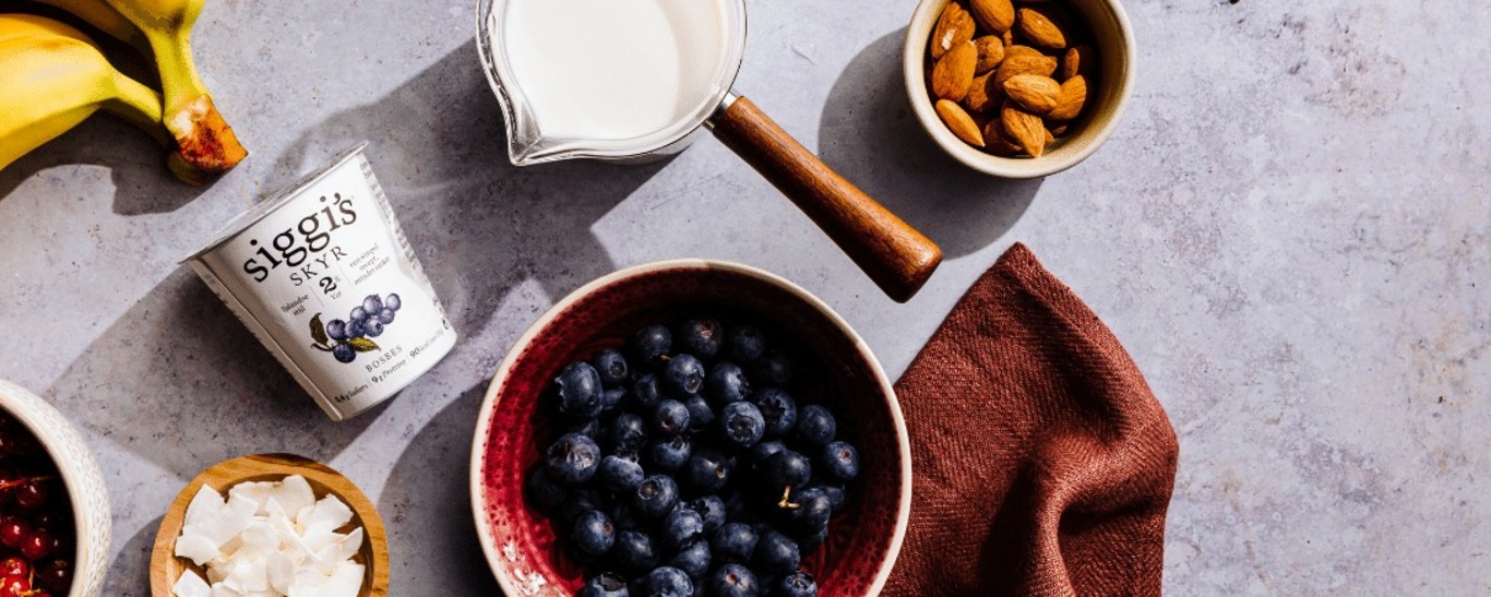 Smoothie bowl aux myrtilles, amandes et coco