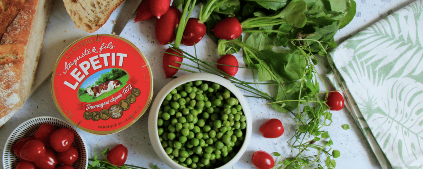 Tartines estivales de camembert Lepetit, mousse de petits pois frais, radis et tomates cerises