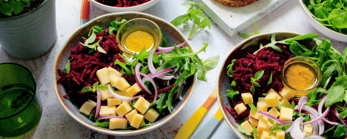 Salade de betteraves crues, roquette, oignon rouge et emmental