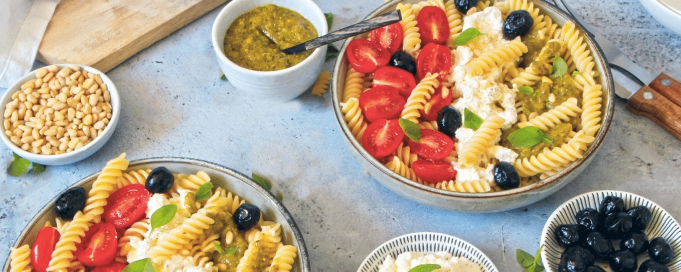 Salade de pâtes fusilli au pesto, ricotta et tomates cerises