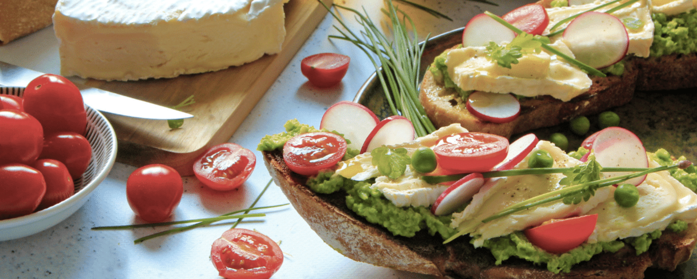 Tartines estivales de camembert Lepetit, mousse de petits pois frais, radis et tomates cerises