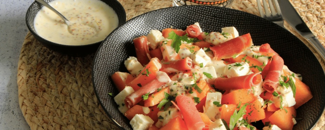 Salade estivale melon, feta et jambon cru, sauce blanche à la moutarde ancienne