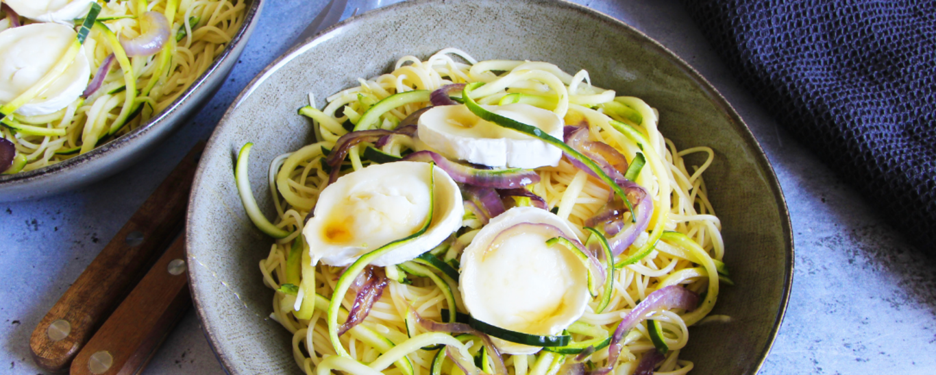 Capellini aux courgettes, oignons caramélisés, miel et chèvre