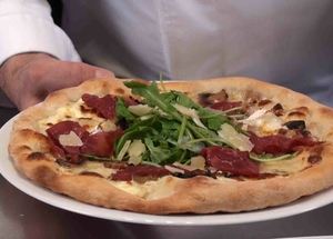  Recette : Pizza aux fromages, bresaola et roquette ! 