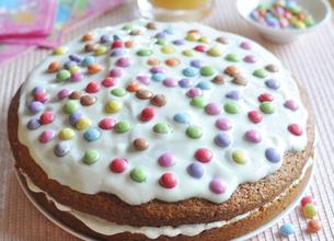 Gâteau multicolore fourré au Yaourt goût vanille et Smarties®