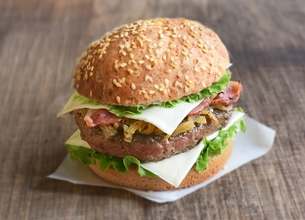 Burger au Société Croque, lard fumé et oignons confits
