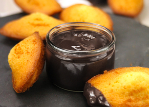 Fondue au chocolat et ses mini-madeleines natures