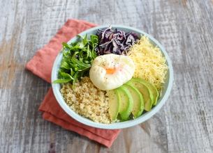 Power bowl au quinoa, chou rouge et oeuf poché