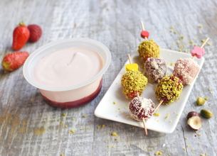 Yaourt à la grecque sur lit de figues et sa brochette de fruits