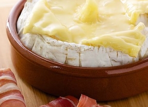 Camembert au barbecue et gressins