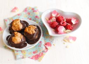 Profiteroles au chocolat, soupe de framboises à l'eau de rose