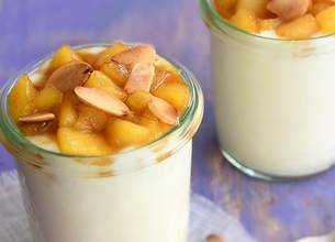 Panna cotta aux pommes caramélisées et amandes grillées