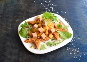 Etoiles de pain d’épices aux pommes et foie gras avec mesclun aux pistaches