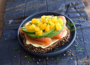 Tartine saumon-orange-avocat