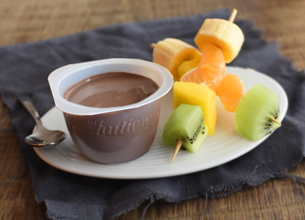 Brochettes de fruits frais et Velours de Crème®