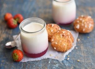 Petites chouquettes au sucre et l'Onctueux sur lit de fraises La Laitière