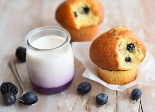 Petits Muffins aux myrtilles et L'onctueux sur lit de mûres-myrtilles La Laitière