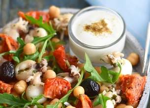 Salade de pois chiche aux petites seiches, sauce yaourt au cumin