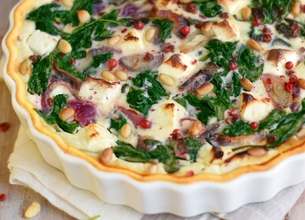 Tarte légère épinard-feta aux baies roses & pignons