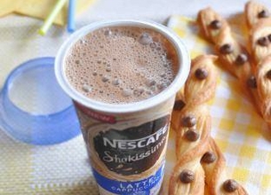 Nescafé Shakissimo Cappuccino et torsades feuilletées aux pépites de chocolat