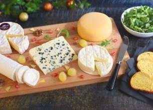 Plateau de Fromage, Pain au Maïs et Feuilles de Chêne au Sésame