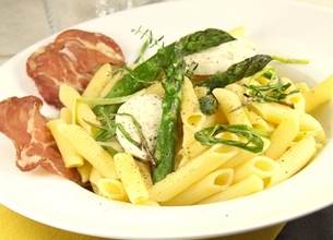 Assiette de penne à la mozzarella
