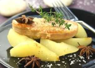 Foie gras poêlé aux poires pochées parfumées
