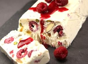 Bûche de nougat glacé et son coulis de fruits rouges