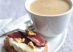 Potage de topinambours et tartine de chèvre chaud