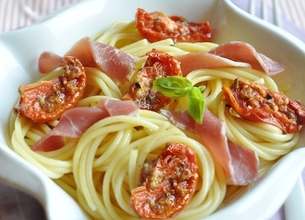 Spaghettis aux tomates rôties et jambon de pays