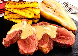 Rôti de canard, crème au chèvre, polenta et poires au vin