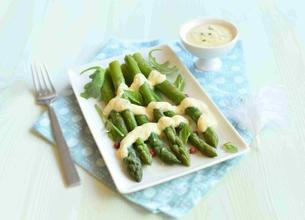 Asperges à la sauce moutardée et fines herbes