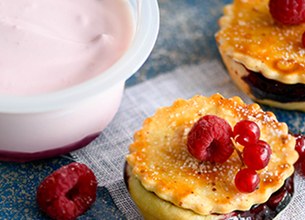 Mini-Pies aux Fruits Rouges et YAOS sur lit de framboises
