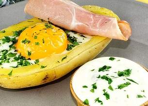 Pommes de terre farcies aux oeufs, crème de bacon