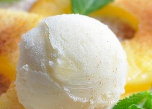 Carpaccio d'ananas à la cannelle et sa boule glacée