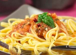 Linguine à l’ail, à l’huile d’olive, à la pulpe de tomates et au basilic