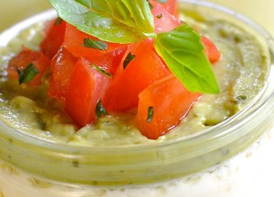 Panna cotta salée à la crème d'avocat et tomates fraîches