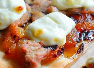 Pizza au chocolat, abricot, rhubarbe et mascarpone
