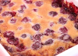 Clafoutis tiède aux griottes et crème vanillée