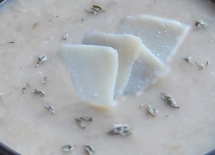 Velouté de panais, thym et pétales de parmesan