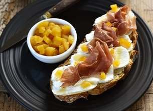 Tartines au Frais de brebis Lou Pérac, jambon de pays et abricots secs